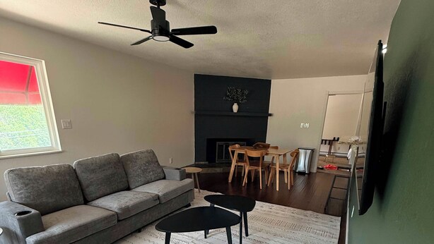 Living area - Eagle Motel Suite 223 - 2 bedroom with kitchenette (Manitou Springs)
