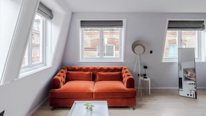 A modern living room with a sofa, a coffee table, and a floor lamp. - The Italian Collection - Soho - by Frankie (London)