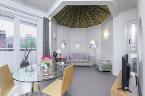 Interior - The Aristocrat - Fitzrovia - by Frankie Says (London)