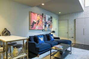 Unclassified image, 4 of 23, button - The Galleries - Covent Garden - by Frankie (London)