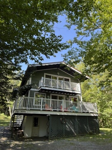 Chalet Jay | 7 Minutes to Jay Peak | Sleeps 8 | Four-Season Retreat