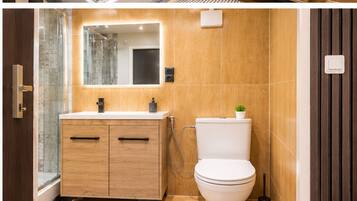 Een moderne badkamer met een houten wastafelmeubel, toilet en douche.