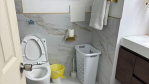 Doccia, asciugacapelli, asciugamani, sapone