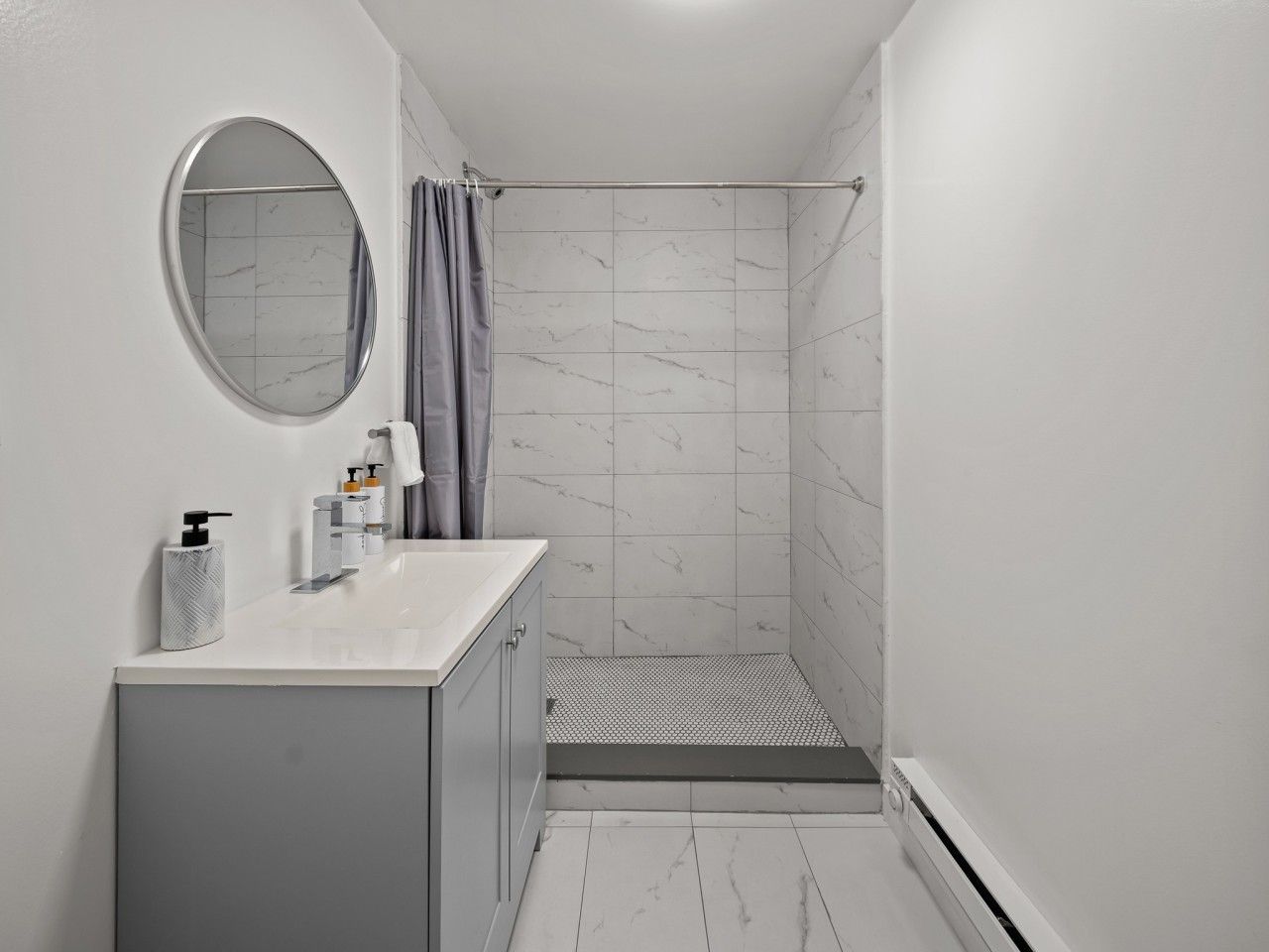 Ein modernes Badezimmer mit Dusche, Toilette und Waschbecken.