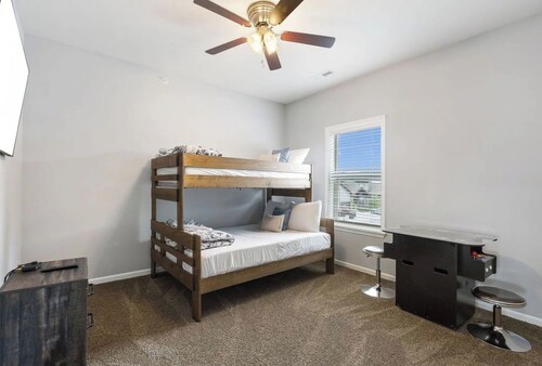 The Branson Bunker - Hot Tub + Golf + minutes from Silver Dollar City