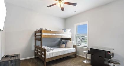 The Branson Bunker - Hot Tub + Golf + minutes from Silver Dollar City