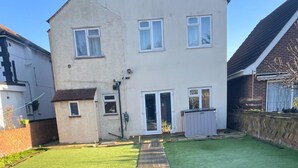 Exterior - House Sleeps 10 With Hot Tub and Garden (Romford)