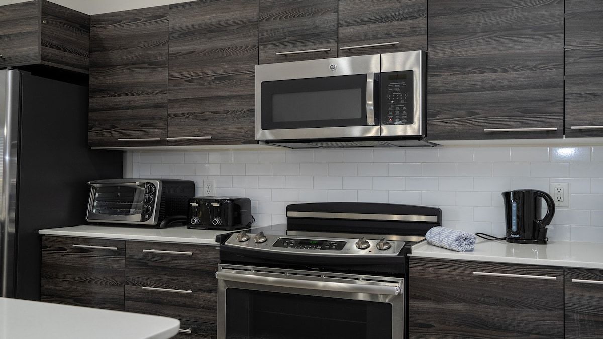 Coffee/tea maker, fridge, microwave, oven