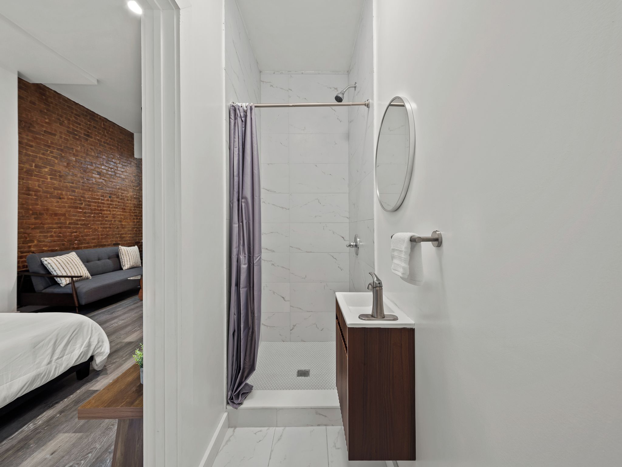 Ein modernes Badezimmer mit Dusche, Toilette und Waschbecken.