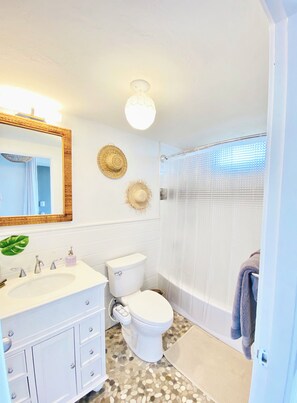 Haartrockner, Bidet, Handtücher, Seife