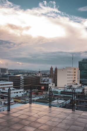 A cityscape with modern buildings, a prominent church with two towers, and a clear sky. - Apartment 2 minutes from the historic center. Perfect for families (Chihuahua)