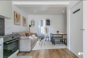 A modern kitchen with a built-in oven and a dining area with a table and chairs. - Cosy Apartment -1br/4p- Montreuil - Near Paris (Montreuil)