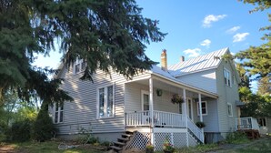 Exterior - Hollyhock House - a cozy home stay (Genesee)
