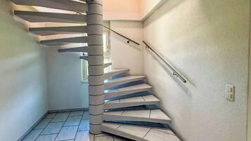 Eine moderne Treppe mit außergewöhnlichem Design, die zu einer oberen Etage führt.