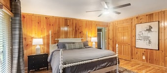 3BR Creekside Cabin in the Mountains