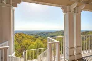 Ein Balkon mit Blick auf eine Berglandschaft.