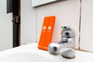Deluxe Double Room, City View | Bathroom - Urban Al Ashri (Yogyakarta)