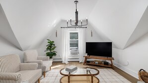 Living area - Hidden Cottage of Royal Oak - 3 BDRM Apartment (Royal Oak)