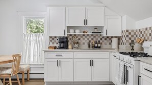 Private kitchen - Hidden Cottage of Royal Oak - 3 BDRM Apartment (Royal Oak)