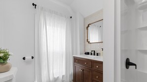 Bathroom - Hidden Cottage of Royal Oak - 3 BDRM Apartment (Royal Oak)