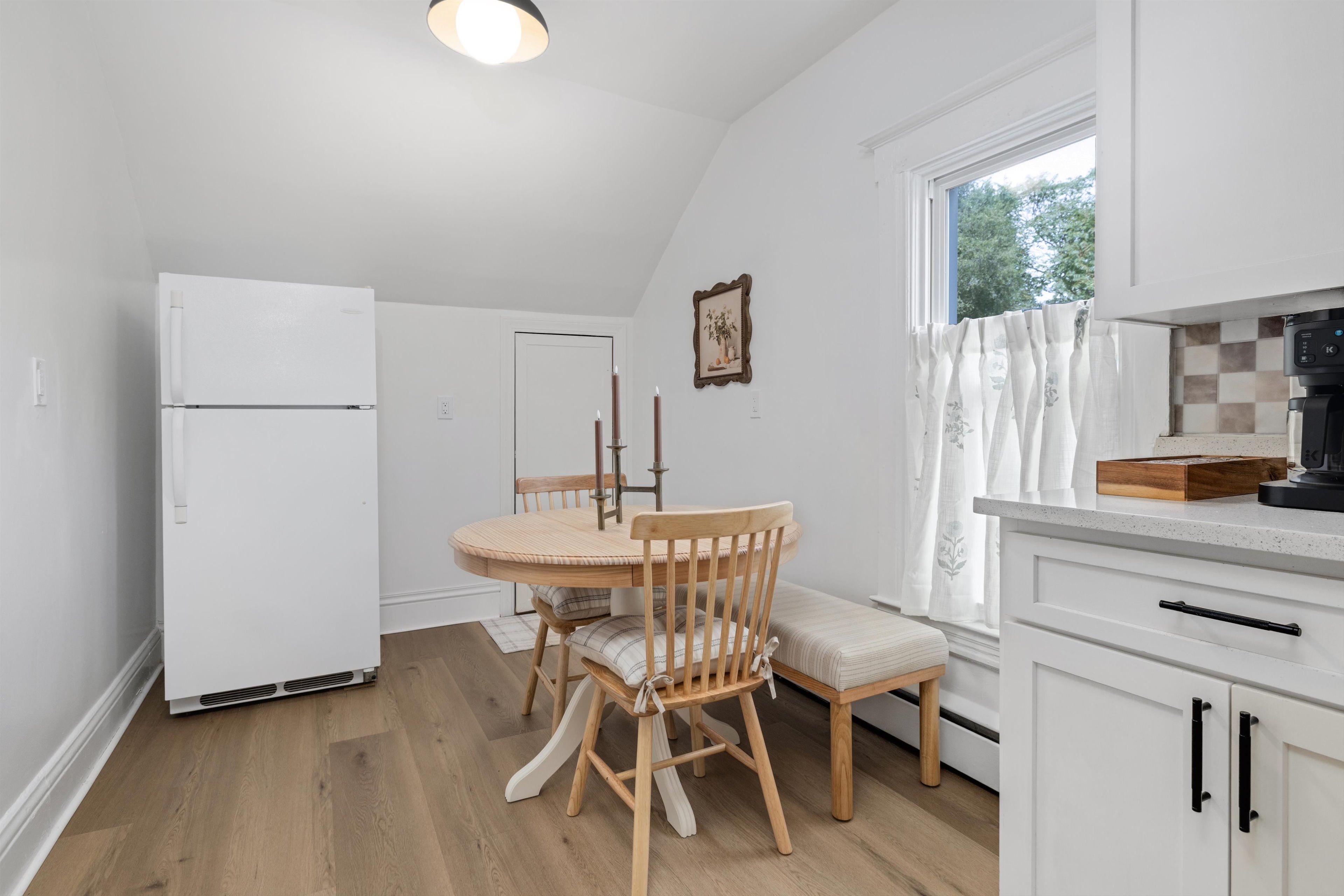 Coffee/tea maker, fridge, oven, stovetop