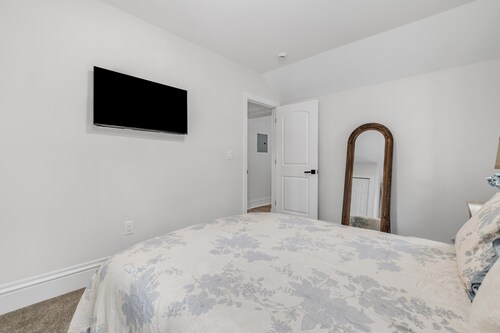 Hidden Cottage of Royal Oak - 3 BDRM Apartment