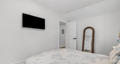 Hidden Cottage of Royal Oak - 3 BDRM Apartment