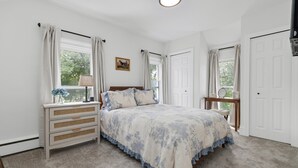 Room - Hidden Cottage of Royal Oak - 3 BDRM Apartment (Royal Oak)