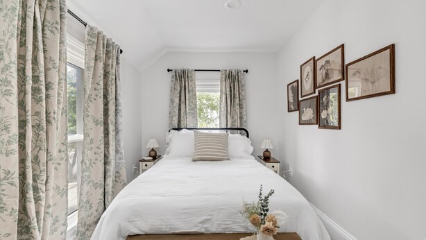 Room - Hidden Cottage of Royal Oak - 3 BDRM Apartment (Royal Oak)