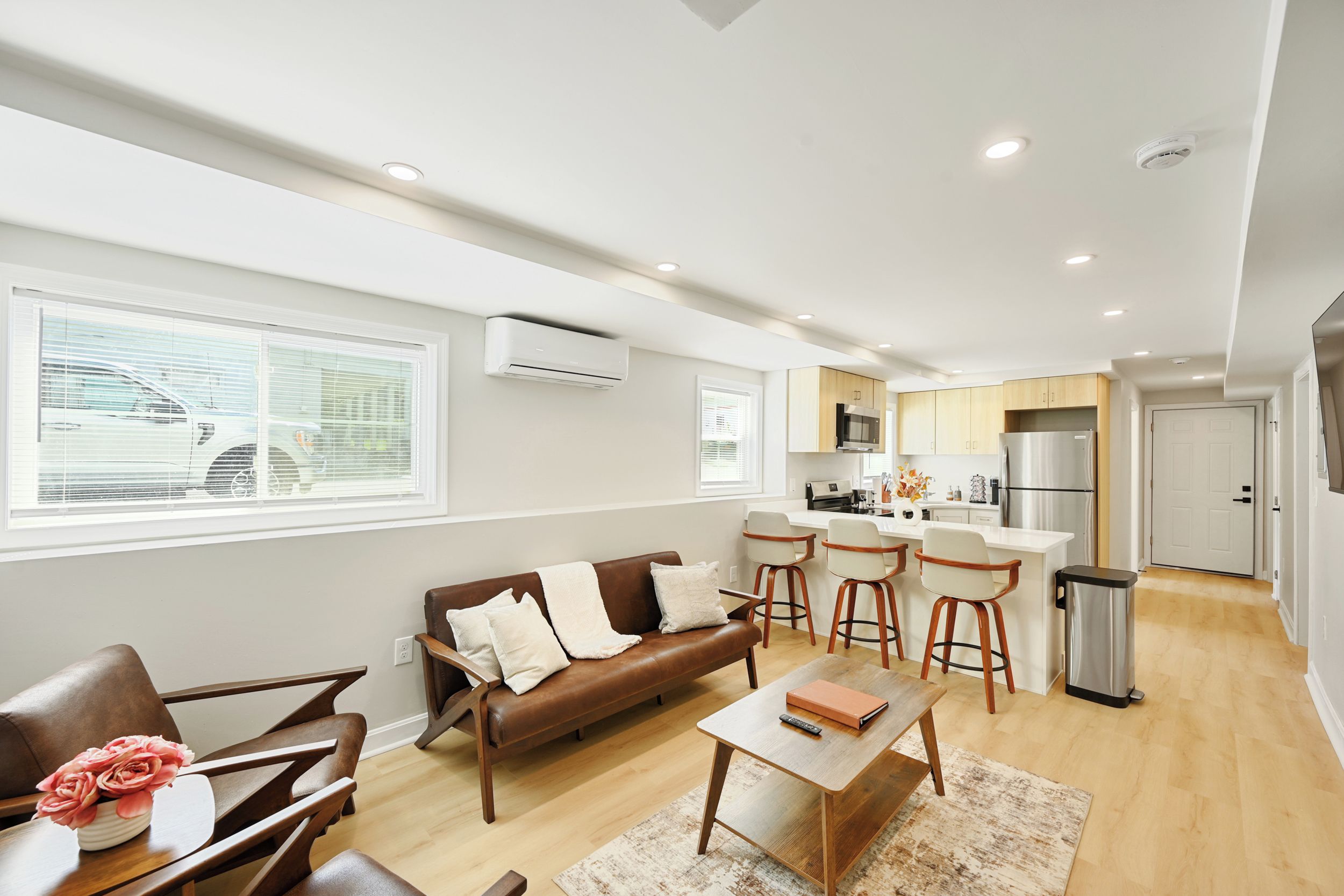 Un appartement moderne comprenant un salon, une cuisine et un coin repas.