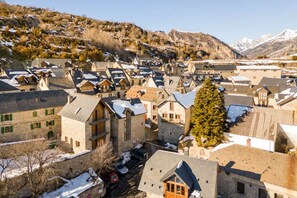 A village with traditional stone buildings, narrow streets, and a prominent tree. - El Pajar de la Leña - tucasaenlospirineos (Sandinies)