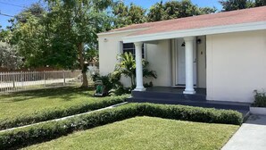 Exterior - 3BR/2BA Family Home with Large Garden, Terrace, and 2-Car Parking (Coral Gables)