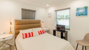 Room - 3BR/2BA Family Home with Large Garden, Terrace, and 2-Car Parking (Coral Gables)