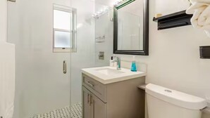 Bathroom - 3BR/2BA Family Home with Large Garden, Terrace, and 2-Car Parking (Coral Gables)
