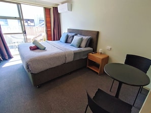 Doppelzimmer, 1 King-Bett, Gemeinschaftsbad | Kostenloses WLAN