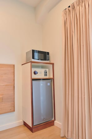 A compact kitchenette with a microwave and a mini-fridge. - Suite in La Punta, a minute from the sand (Puerto Escondido)