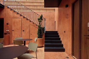 Ein modernes Interieur mit Treppe, Sitzecke und einer Zimmerpflanze.