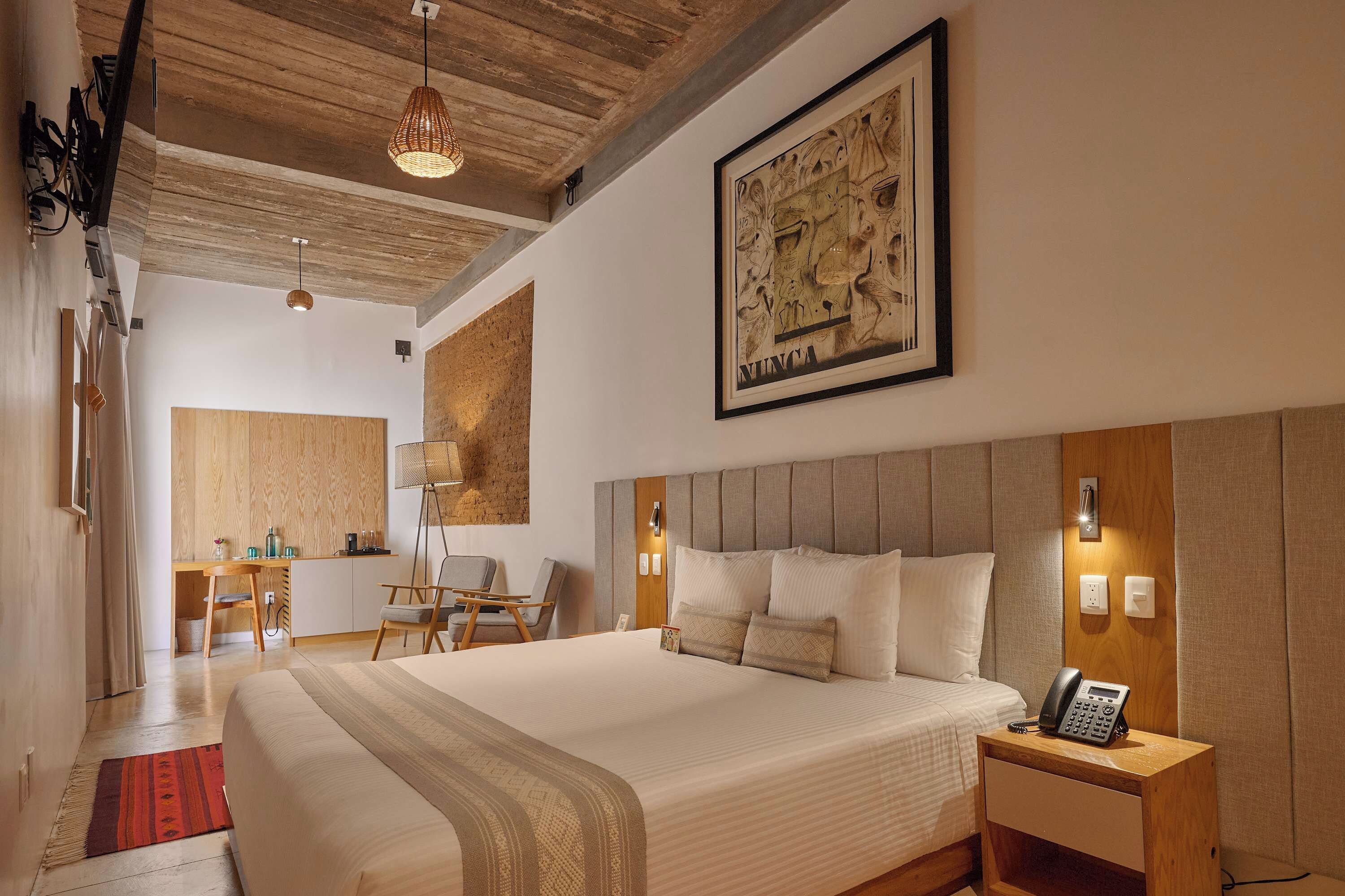 Tabla de planchar con plancha, wifi, ropa de cama