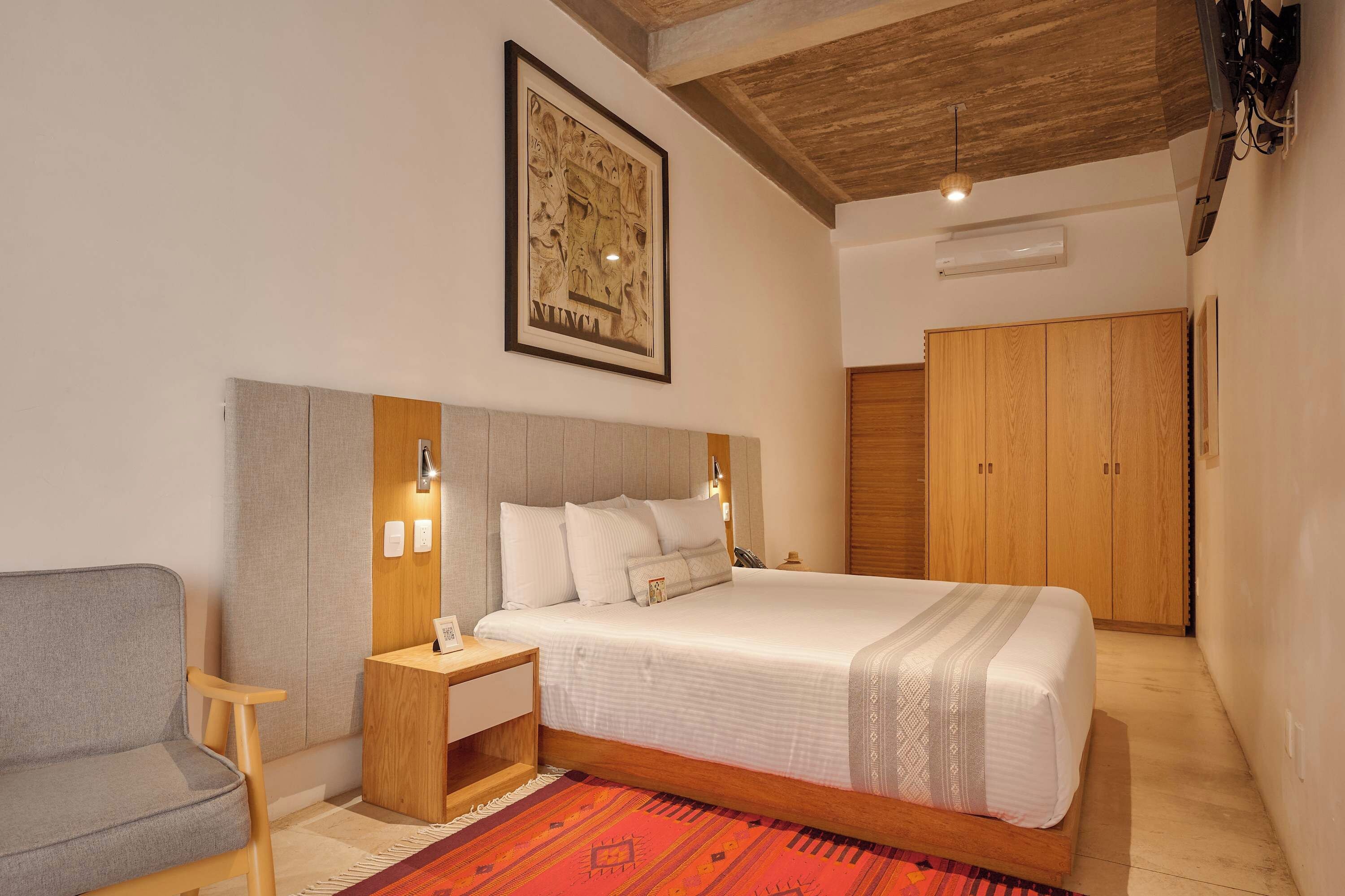 Tabla de planchar con plancha, wifi, ropa de cama