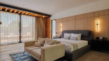 Un dormitorio moderno con una cama grande, un sofá y un escritorio.