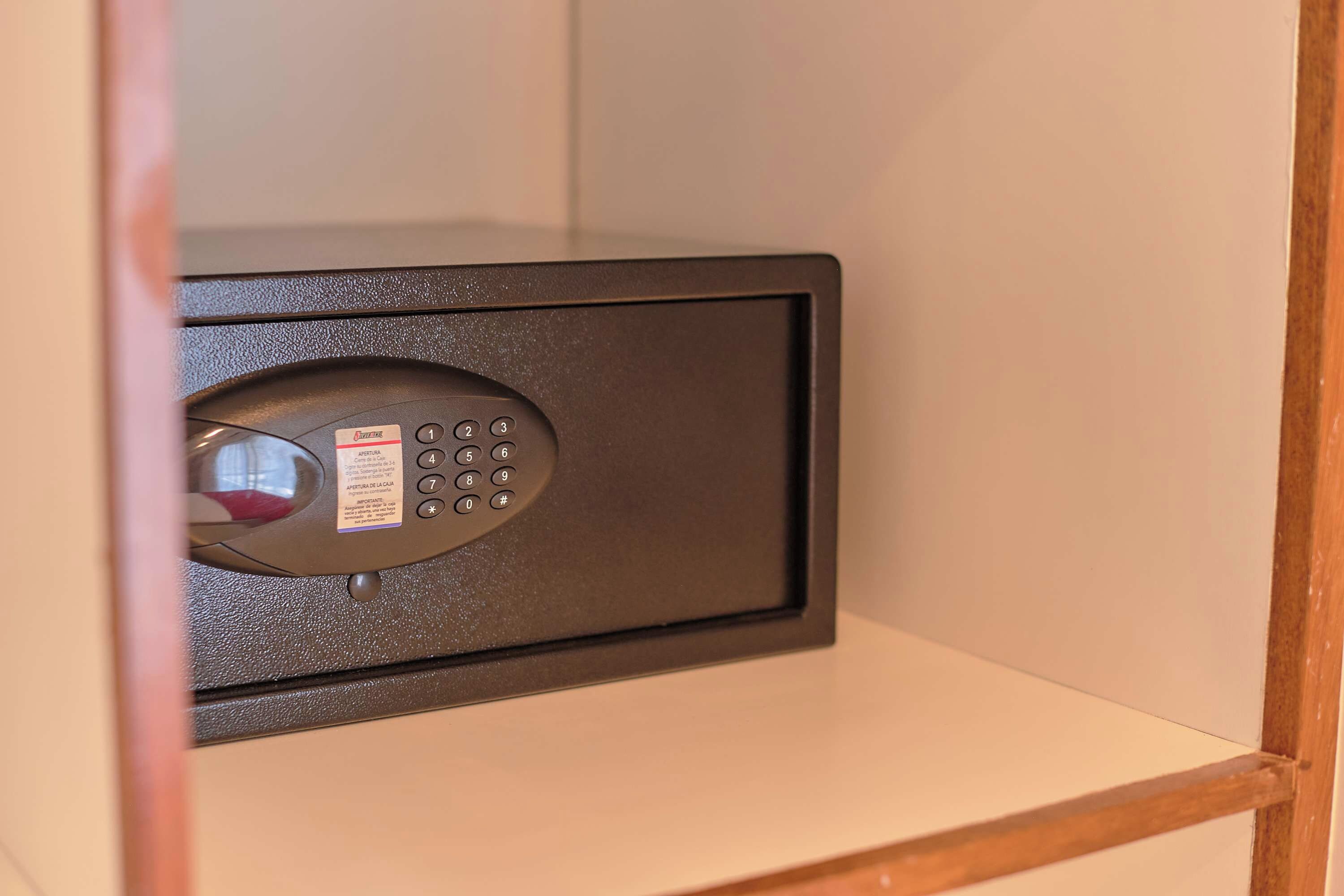Un coffre-fort noir doté d’un clavier et d’une étiquette sur la façade.