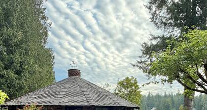 Cozy lakefront cottage - dock, kayaks, fire pits, queen bed + air mattress