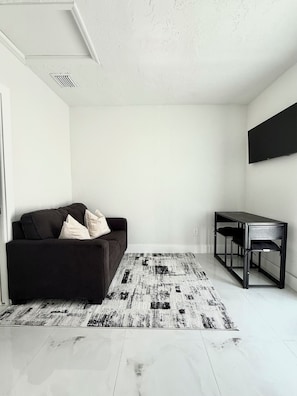 Living area - Downtown Oakland Park Modern Apt Near Wilton Drive (Oakland Park)