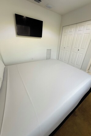 Room - Downtown Oakland Park Modern Apt Near Wilton Drive (Oakland Park)
