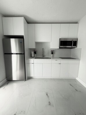 Private kitchen - Downtown Oakland Park Modern Apt Near Wilton Drive (Oakland Park)