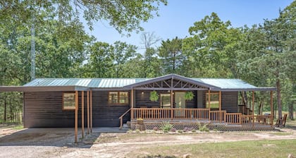 Sleeps 11 Comfortably, Group Retreat, Hot Tub, Pedal Boat and Kayaks