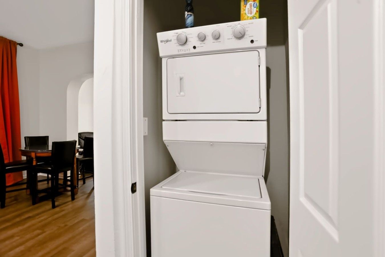 Máquina de lavar e secar Whirlpool branca e compacta em ambiente residencial.