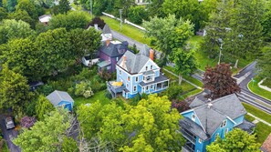 Un quartier résidentiel comprenant plusieurs maisons, une route et des espaces verts environnants.