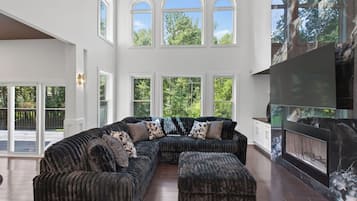 Smart TV, fireplace