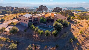 A modern house with a swimming pool, surrounded by a dry, hilly landscape. - The Villa at Ambyth Estate by Avantstay Pool + Hot Tub + Snooker 42-acre Organic Vineyard (Templeton)
